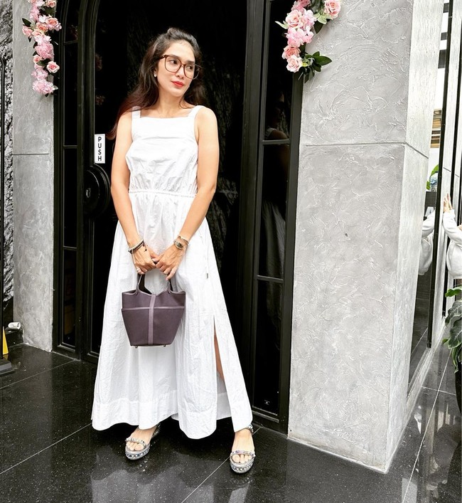 Ussy Sulistiawaty juga memiliki penampilan yang tak kalah awet muda meski sudah berusia 41 tahun. Ussy kini diketahui sudah memiliki 5 orang anak namun gayanya masih terlihat bak ABG. Foto: Instagram @ussypratama