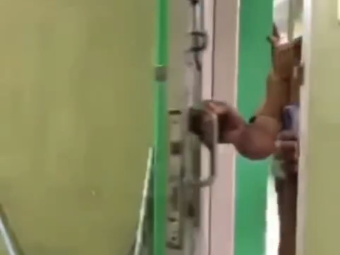 Video menunjukkan seorang siswa saling membentak dengan seorang pegawai sekolah viral di medsos. Kedua pihak telah saling memaafkan. (Tangkapan layar video viral)