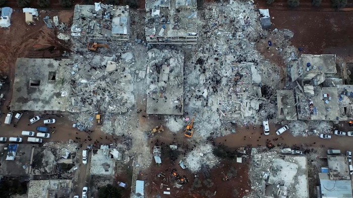 Wajah Kota Aleppo Suriah yang Berduka Gegara Gempa A damaged building is seen in the aftermath of the earthquake, in Aleppo, Syria February 7, 2023, in this screen grab taken from a social media video. White Helmets/Handout via REUTERS THIS IMAGE HAS BEEN SUPPLIED BY A THIRD PARTY. NO RESALES. NO ARCHIVES