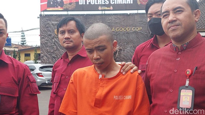 Wajah Lesu Ade Bogel Tersangka Penganiaya Anak Sampai Tewas