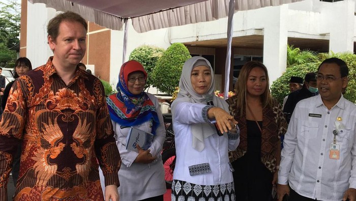 Wakil Duta Besar Inggris untuk Indonesia dan Timor Leste Matthew Downing dan Wakil Gubernur NTB Sitti Rohmi Djalilah saat berdiskusi di Kantor Gubernur NTB, Rabu (8/2/2023).
