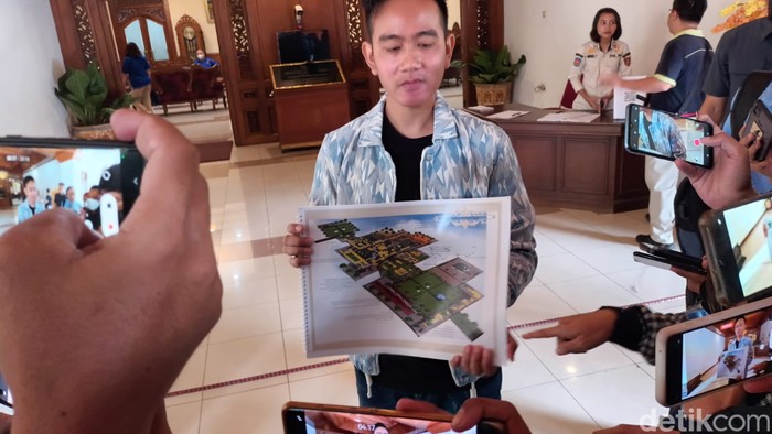 Wali Kota Solo Gibran Rakabuming Raka menunjukan grand design revitalisasi Keraton Kasunanan Solo, di Balai Kota Solo, Rabu (8/2/2023).
