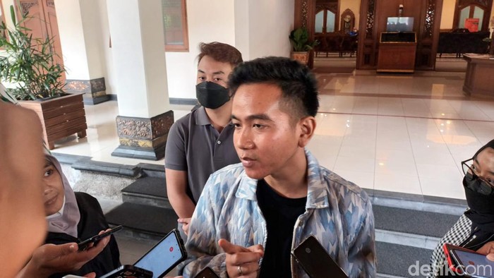 Wali Kota Solo Gibran Rakabuming Raka menunjukan grand design revitalisasi Keraton Kasunanan Solo, di Balai Kota Solo, Rabu (8/2/2023).
