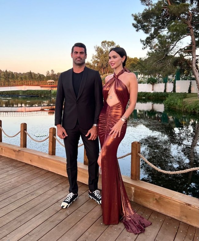 Istri mantan kiper, Volkan Demirel, yang kini menjadi manajer klub Hatayspor tersebut selamat dan berhasil keluar dari situasi berbahaya. Tapi ia melihat orang-orang di sekitarnya yang butuh bantuan. Dikatakan jika beberapa temannya masih terperangkap dalam reruntuhan. Foto: Instagram Zeynep Sever