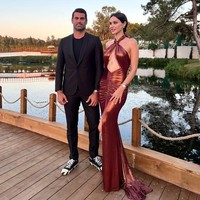 Istri mantan kiper, Volkan Demirel, yang kini menjadi manajer klub Hatayspor tersebut selamat dan berhasil keluar dari situasi berbahaya. Tapi ia melihat orang-orang di sekitarnya yang butuh bantuan. Dikatakan jika beberapa temannya masih terperangkap dalam reruntuhan. Foto: Instagram Zeynep Sever