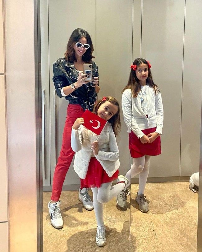 Zeynep sendiri merupakan mantan ratu kecantkan yang menjadi Miss Belgium 2009. Ia pun mewakili negaranya di ajang Miss Universe 2009 dan masuk 15 besar. Wanita yang menikah dengan Volkan Demirel iitu memiliki dua anak. Mereka tinggal di Turki selagi Zeynep bergabung dengan tim voli di sana. Foto: Instagram Zeynep Sever