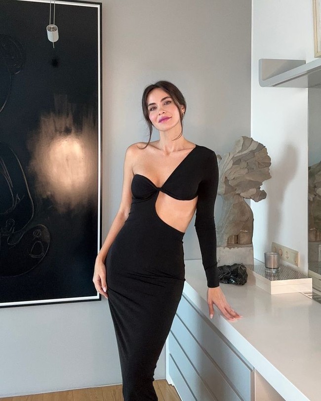 Turki baru-baru ini diguncang gempa M 7,8 yang menewaskan ribuan orang. Salah satu korbannya adalah mantan Miss Belgia, Zeynep Demirel. Wanita yang juga dikenal sebagai istri kiper legendaris Turki itu mengungkap kondisinya di Instagram. Sambil menangis, ia mengatakan situasinya sangat parah dan butuh bantuan. Foto: Instagram Zeynep Sever