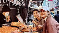 Belum lama, pasangan baru itu terlihat liburan ke Jepang. Mereka datang ke Tsukiji Fish Market dan membeli beberapa daging wagyu populer di sana. Foto: Instagram @jonathan.alden_