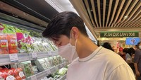 Jonathan Alden juga sempat terlihat membeli bahan-bahan makanan di supermarket. Ia sepertinya sedang memilih tomat segar. Foto: Instagram @jonathan.alden_