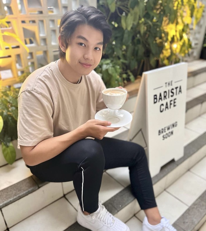 10 Pose Keren Jonathan Alden, Pacar Awkarin Saat Kulineran