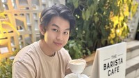 Di sebuah kafe, Alden tak lupa berpose dengan secangkir kopi latte miliknya. Foto: Instagram @jonathan.alden_