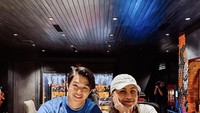 Mantan peserta Masterchef Indonesia itu juga terlihat menghabiskan makan malam bersama pacar barunya di sebuah restoran. Mereka sedang menunggu makanan datang. Foto: Instagram @jonathan.alden_