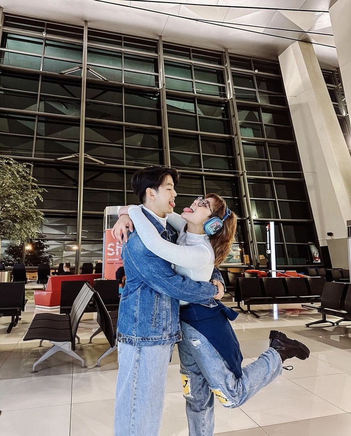 10 Pose Keren Jonathan Alden, Pacar Awkarin Saat Kulineran
