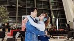 10 Pose Keren Jonathan Alden, Pacar Awkarin Saat Kulineran