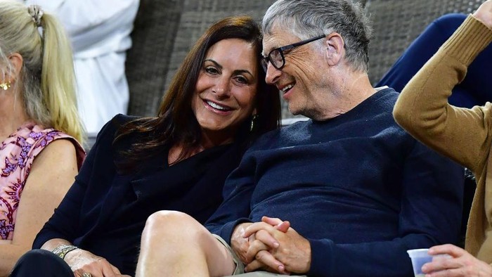 US businessman Bill Gates (R) attends the tennis match between Paula Badosa of Spain and Maria Sakkari of Greece during their WTA semifinal match at the Indian Wells tennis tournament on March 18, 2022 in Indian Wells, California. (Photo by Frederic J. BROWN / AFP) (Photo by FREDERIC J. BROWN/AFP via Getty Images)