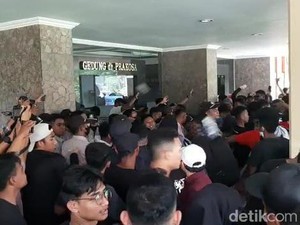 Buntut Demo Mahasiswa, Majelis Wali Amanat UNS Akan Surati 2 Dekan