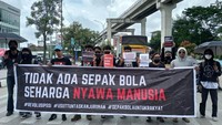 Aksi Menolak Lupa Tragedi Kanjuruhan itu digelar di Simpang Lima DPRD Kota Palembang, Kamis (9/2/2023). Peserta aksi menyerukan agar kasus tragedi yang menewaskan 135 nyawa itu segera dituntaskan dan memberikan rasa keadilan bagi korban dan keluarganya.