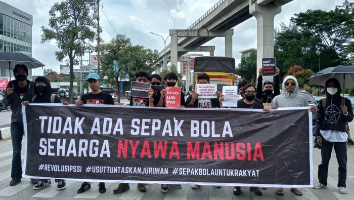 Puluhan Massa dari suporter Sriwijaya FC yang tergabung dalam Gerakan Sepak Bola untuk Rakyat (GSR) menggelar Aksi Menolak Lupa Tragedi Kanjuruhan di Simpang Lima DPRD Kota Palembang, Kamis (9/2/2023).