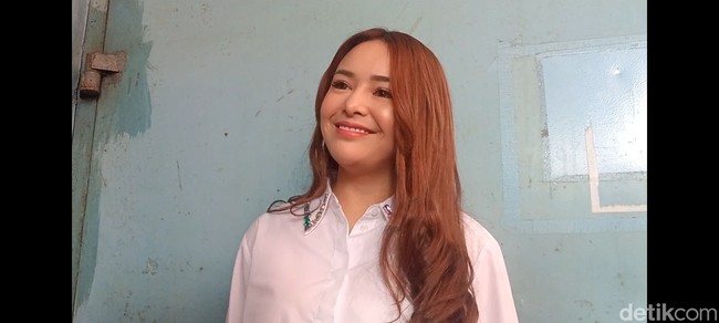 Nama Amanda Manopo semakin banyak dikenal usai dirinya sukses memerankan karakter Andin dalam sinetron Ikatan Cinta. Ketika memerankan Andin, Amanda biasa tampil dengan rambut pendek. Namun penampilannya itu berubah usai Amanda Manopo keluar dari sinetron tersebut. Foto: Muhammad Ahsan Nurrijal