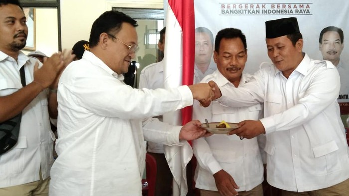 Anak Agung Ngurah Panji Astika (dua dari kiri) bersalaman dengan Ketua DPC Partai Gerindra Tabanan I Putu Gede Juliastrawan. Panji Astika, mantan kader NasDem yang juga tokoh Puri Anom Tabanan itu resmi bergabung dengan Partai Gerindra. (Foto: istimewa)