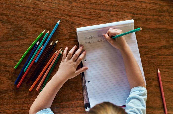 Anak Memiliki Tulisan Jelek, Apa Pertanda Buruk? Penyebab Disgrafia & Cara Mengatasinya