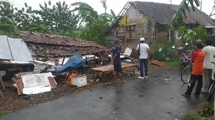 angin kencang di jombang