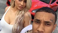 Tyga dikabarkan harus menyamai gaya hidup Kylie Jenner saat masih berpacaran dengan menyewa Ferrari. Foto: Twitter