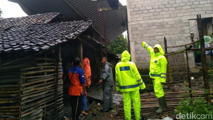Atap rumah warga di Madiun rusak setelah diterjang hujan campur angin
