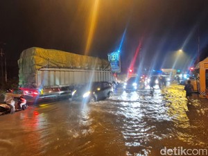 Jalan Nasional Mojokerto Terendam Banjir, Lalin Tersendat-Banyak Motor Mogok