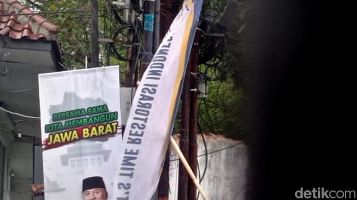 Bendera salah satu partai dan spanduk kampanye di perempatan lampu lalu lintas Jalan Gatot Subroto Bandung