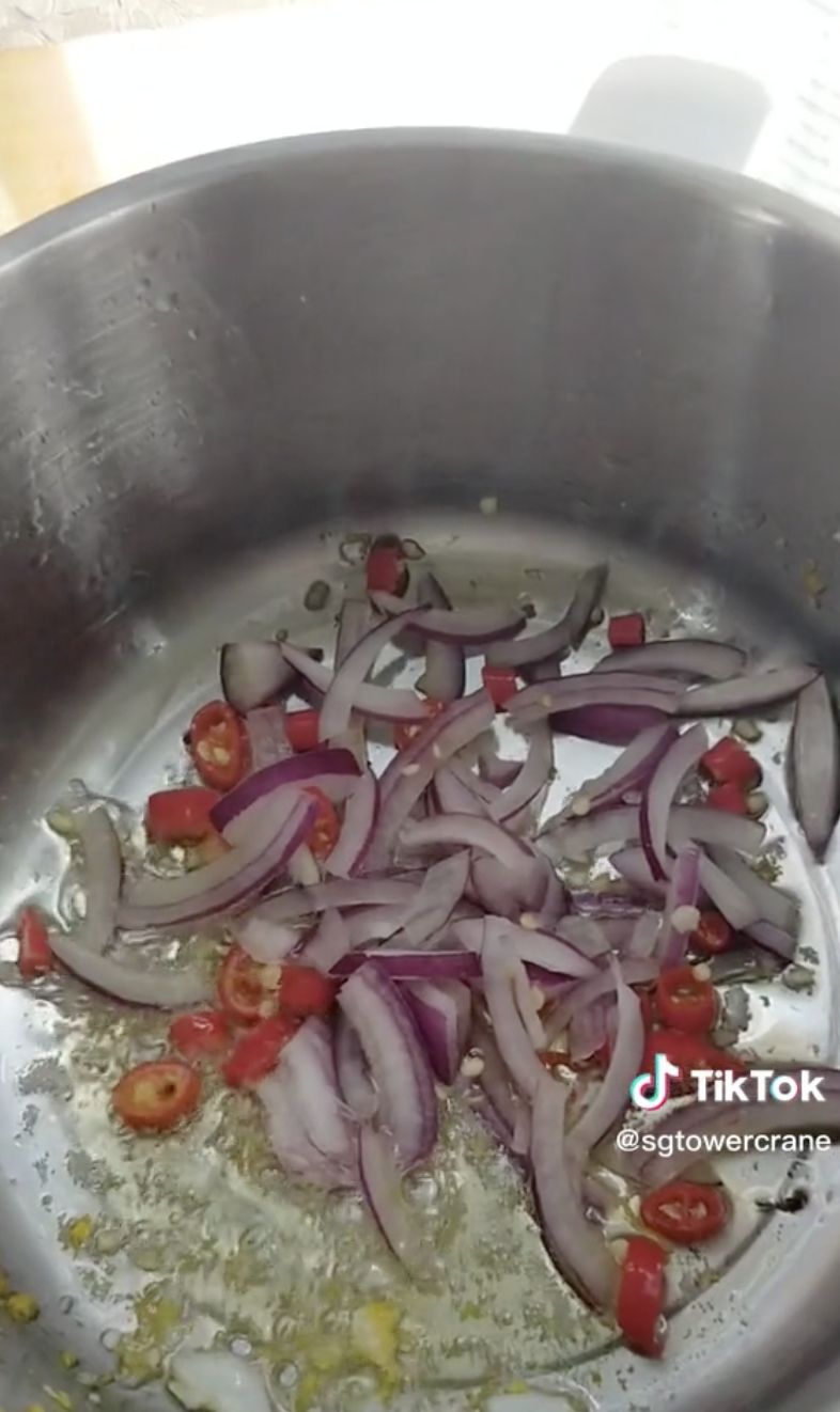 Berada di Ketinggian, Pria Ini Tunjukkan Cara Masak dan Makan di Crane