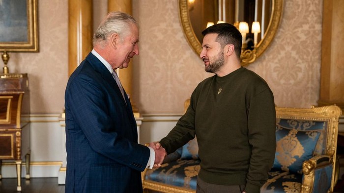 Raja Charles III berjabat tangan dengan Presiden Ukraina Volodymyr Zelensky di Istana Buckingham, di London, di depan audiensi selama kunjungan pertamanya ke Inggris sejak invasi Rusia ke Ukraina. (Aaron Chown / POOL / AFP)