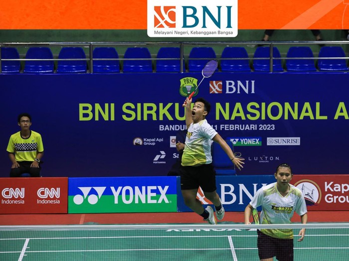 Ajang bulutangkis bertajuk BNI Sirkuit Nasional 2023 akan kembali bergulir di Tanah Air. Sirkuit Nasional (Sirnas) bakal menyambangi 12 kota untuk mencari bibit-bibit pebulutangkis muda.
