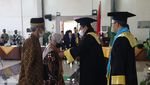 Potret Ortu Gantikan Almarhum Anak di Wisuda UIN Semarang
