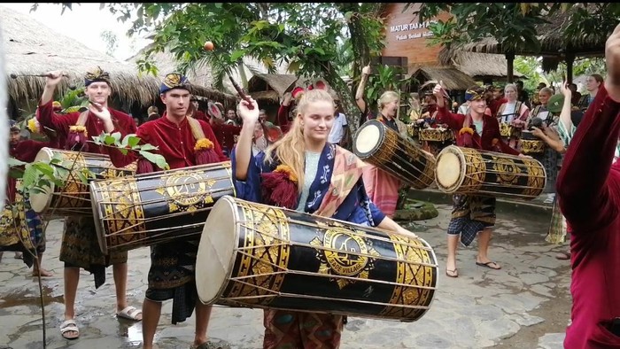 Bule Norwegia dan Swedia mainkan gendang beleq atau alat musik tradisional khas Suku Sasak di Desa Sade, Lombok Tengah, NTB. (Foto: IST.)