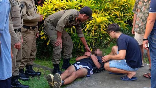 Bule Rusia, VK (23), mengamuk di sebuah vila di Desa Tumbak Bayuh, Mengwi, Rabu (8/2/2023). Ia diamankan oleh Satpol PP dan digiring ke rumah sakit.