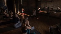 Sejumlah wanita mengikuti kelas yoga di sebuah studio di pusat kota Kyiv, Ukraina, Rabu (8/2/2023).  
