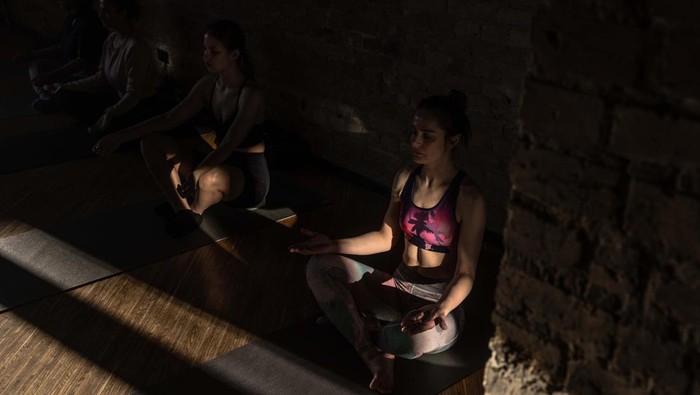KYIV, UKRAINE - FEBRUARY 08: Women attend a yoga class in a studio on February 8, 2023 in downtown Kyiv, Ukraine. February 24 will mark one year since Russia's large-scale invasion of Ukraine. In the time since, fighting has largely concentrated in the east and south of the country, but the capital remains the target of regular air strikes. (Photo by Roman Pilipey/Getty Images)