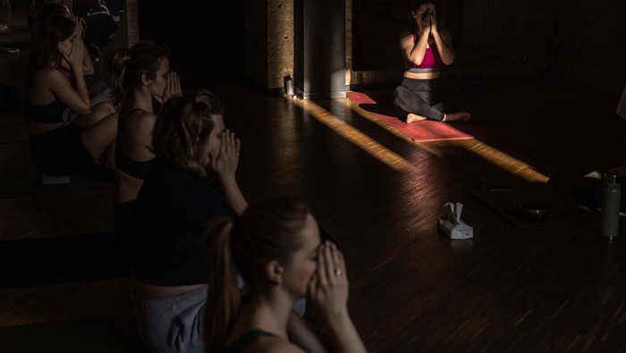 KYIV, UKRAINE - FEBRUARY 08: Women attend a yoga class in a studio on February 8, 2023 in downtown Kyiv, Ukraine. February 24 will mark one year since Russia's large-scale invasion of Ukraine. In the time since, fighting has largely concentrated in the east and south of the country, but the capital remains the target of regular air strikes. (Photo by Roman Pilipey/Getty Images)