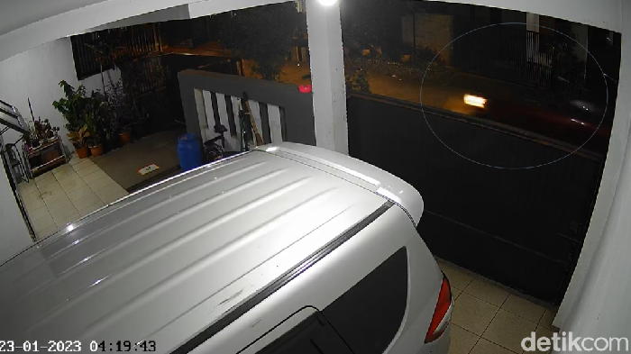 CCTV merekam detik-detik mobil sopir taksi online melintas sebelum pembunuhan terjadi pada Senin (23/1/2023) subuh.