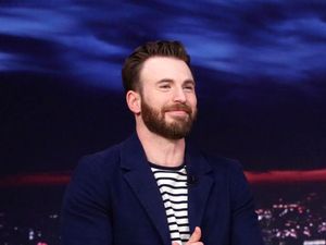 Awal Mula Rumor Chris Evans Selingkuh Usai Istri Melahirkan