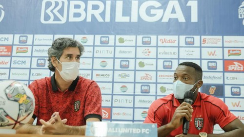 Coach Teco dan Private Mbarga saat presscon di Sleman. (IST)