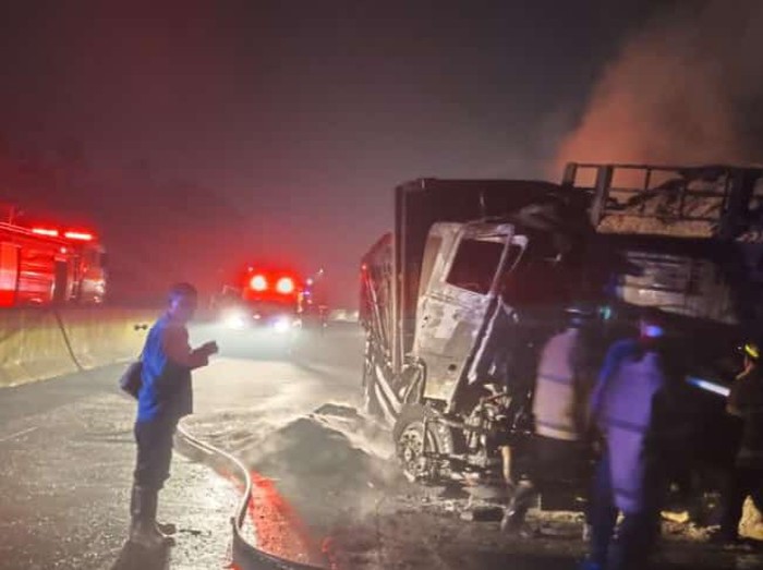Damkar Boyolali memadamkan truk tronton yang terbakar di jalan tol Semarang-Solo usai menabrak truk gandeng, Kamis (9/2/2023) dini hari.