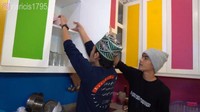 Bagaimana tidak, dapurnya tersebut bernuansa warna-warni seperti playground anak-anak. Mulai dari warna pink, hijau, biru hingga kuning. Foto: YouTube Ria Ricis Official
