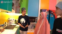 Tak hanya dindingnya saja, sampai ke rak dan kulkasnya pun dihias dengan warna-warni. Karenanya dapur Ricis dinilai mirip seperti playground anak-anak. Foto: YouTube Ria Ricis Official
