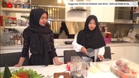 Di dapurnya juga dilengkapi dengan meja yang biasa dipakai untuk mengolah masakan. Namun tak jarang juga dipakai makan bersama. Foto: YouTube Ria Ricis Official