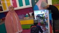 Semenjhak menikah, Ria Ricis dan Teuku Ryan menempati tempat tinggal baru. Nah, di tempatnya yang sekarang dapurnya pun memiliki penampilan yang berbeda. Foto: YouTube Ria Ricis Official
