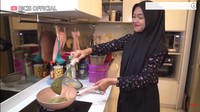 Ini adalah momen Ricis saat menumis bumbu. Terlihat ia menggunakan wajan anti lengket berwarna pink, begitu pun dengan spatula dengan warna senada.  Foto: YouTube Ria Ricis Official