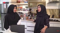 Dapurnya didominasi dengan nuansa putih. Terlihat dari video ini, berbagai alat masak dan makan tertata rapi di dapurnya. Foto: YouTube Ria Ricis Official