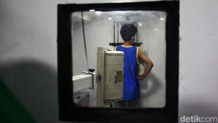 Tenaga kesehatan melakukan pemeriksaan  kepada warga di GOR Otista, Kecamatan Jatinegara, Jakarta Timur, Kamis (9/2/2023). Dinas Kesehatan DKI Jakarta melakukan skrining bakteri Tuberkolosis (TB) kepada masyarakat di Kecamatan Jatinegara. Skirining yang dilakukan mencakup pemeriksaan dahak, tes mantoux, rontgen paru-paru.